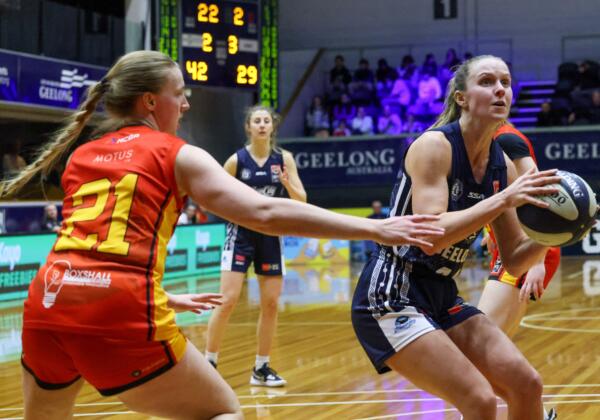 Eve Braslis in action for Geelong United vs. Melbourne Tigers